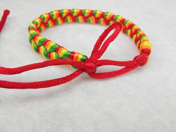 手链是需要自行打结佩戴,请知悉  宽款凤尾结五彩绳颜色很多 不巨限