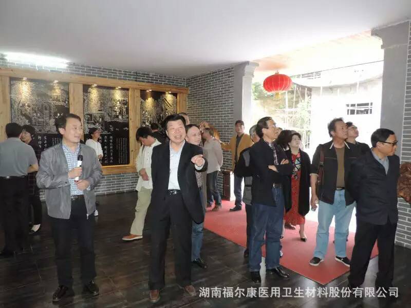 原岳阳市政协主席张治雄一行参观福尔康棉文化博物馆并对文化助推经济