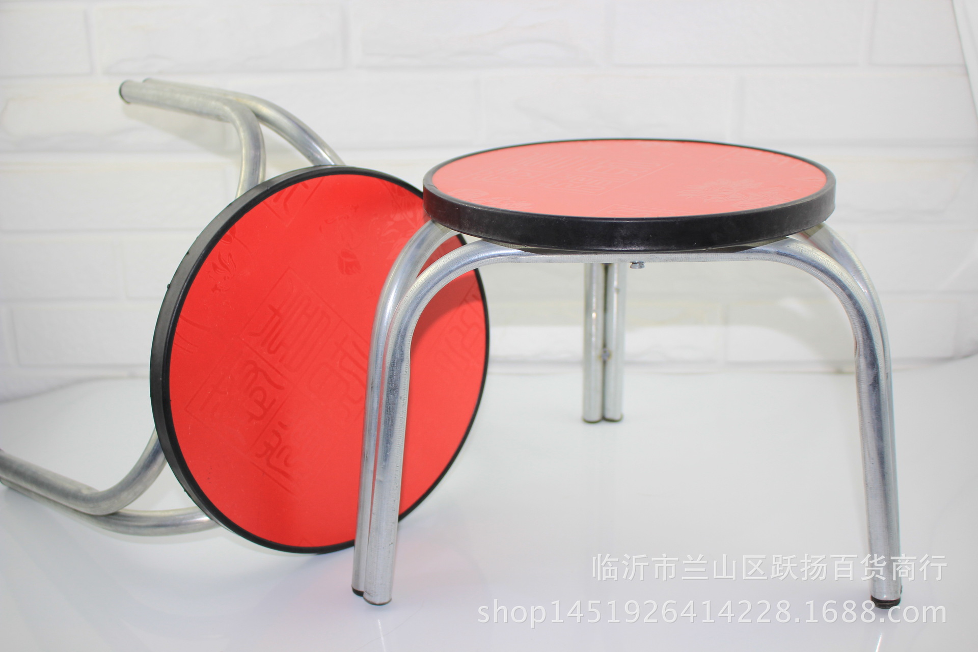 批发供应木板面圆凳 红面凳子 三条腿凳子 五元六元地摊货源新品