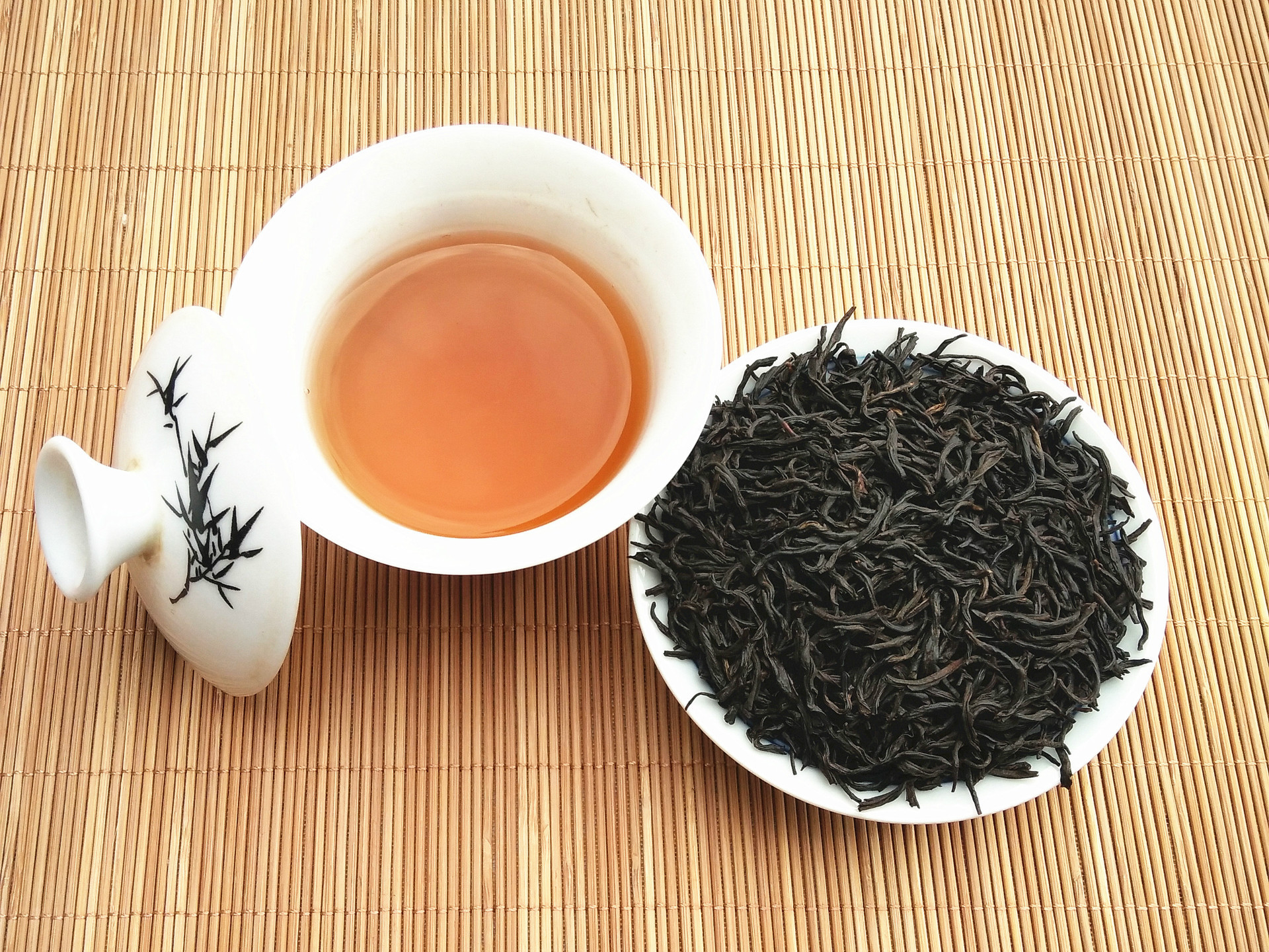【茶品级别】红茶 【干茶条形】细小条索状,细嫩紧结 【干茶颜色