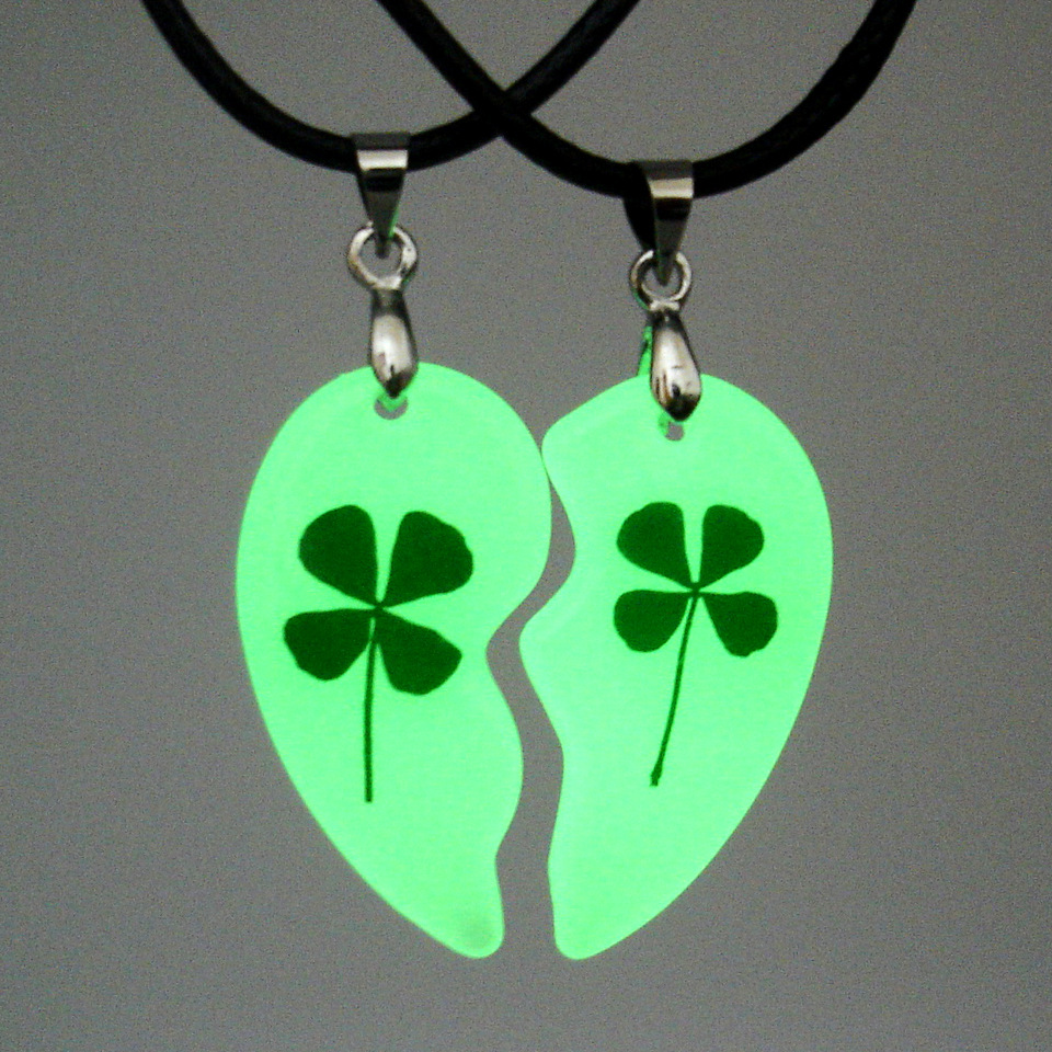 Aiwei New Handmade Epoxy Luminous Dried Flower Clover Clover Couple's Pendant Necklace Stall Scenic Spot Hot Sale