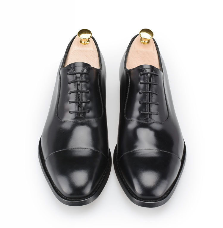 牛津大学,鞋舌与整个鞋面是两张皮革,采用balmoral lacing 内耳式结构