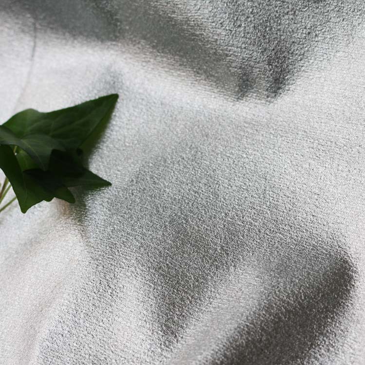 厂家直销:新品仿皮银光亮缎针织起皱烫银布料