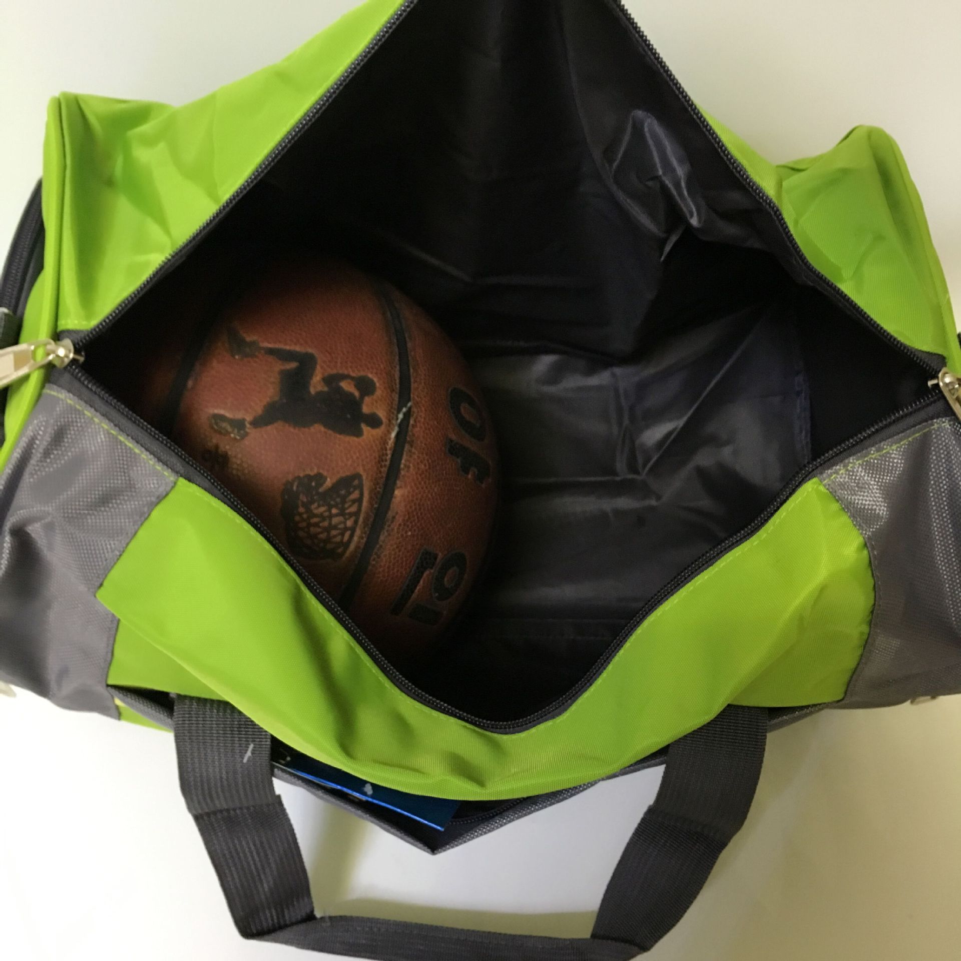 健身运动旅行单肩手提斜挎圆筒行李包户外防水旅游外出篮球包批发 - 