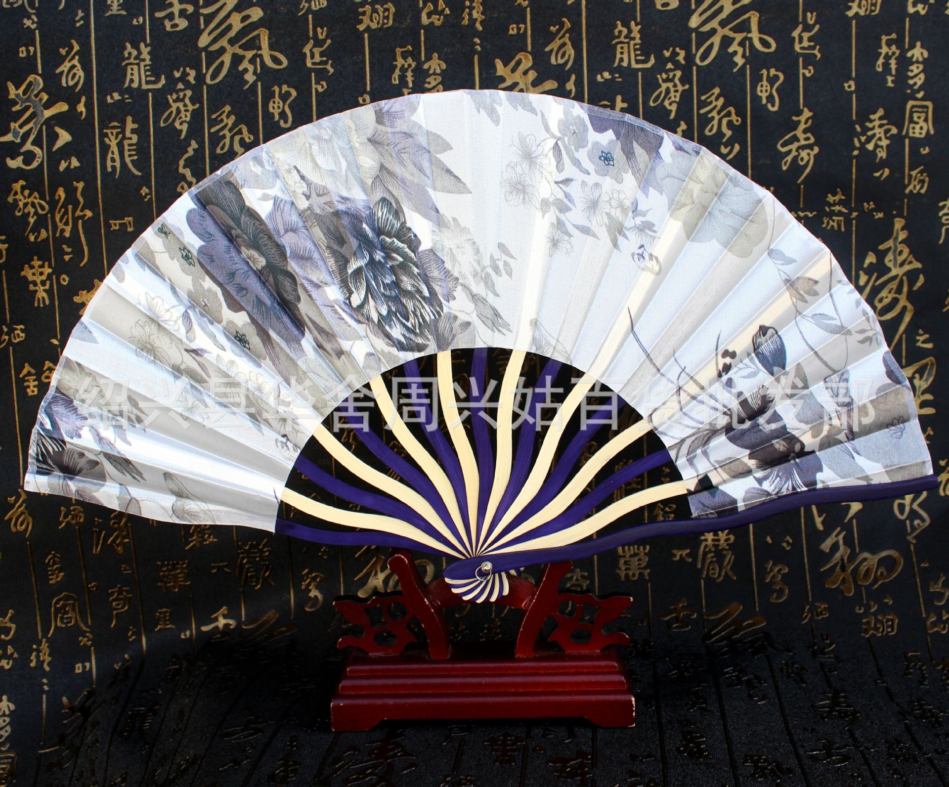 精品绸缎面料,有质感,葵形扇面,造型新颖.