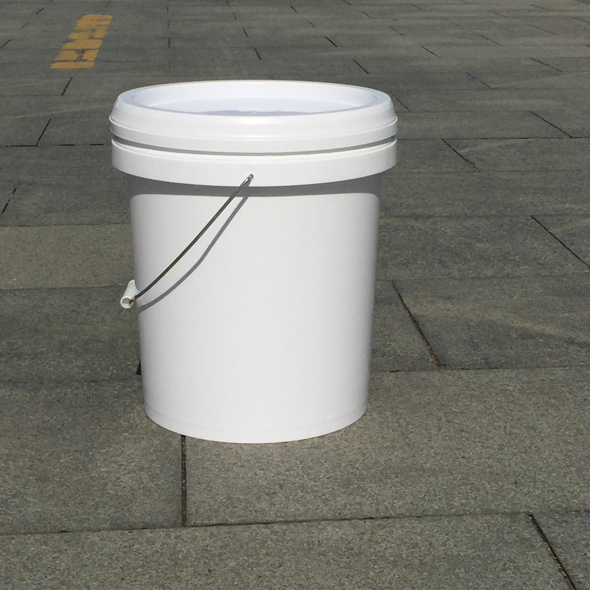 塑料油漆桶_批发供应 15l塑料桶 塑料油漆桶 带盖 腐乳桶 - 阿里巴巴