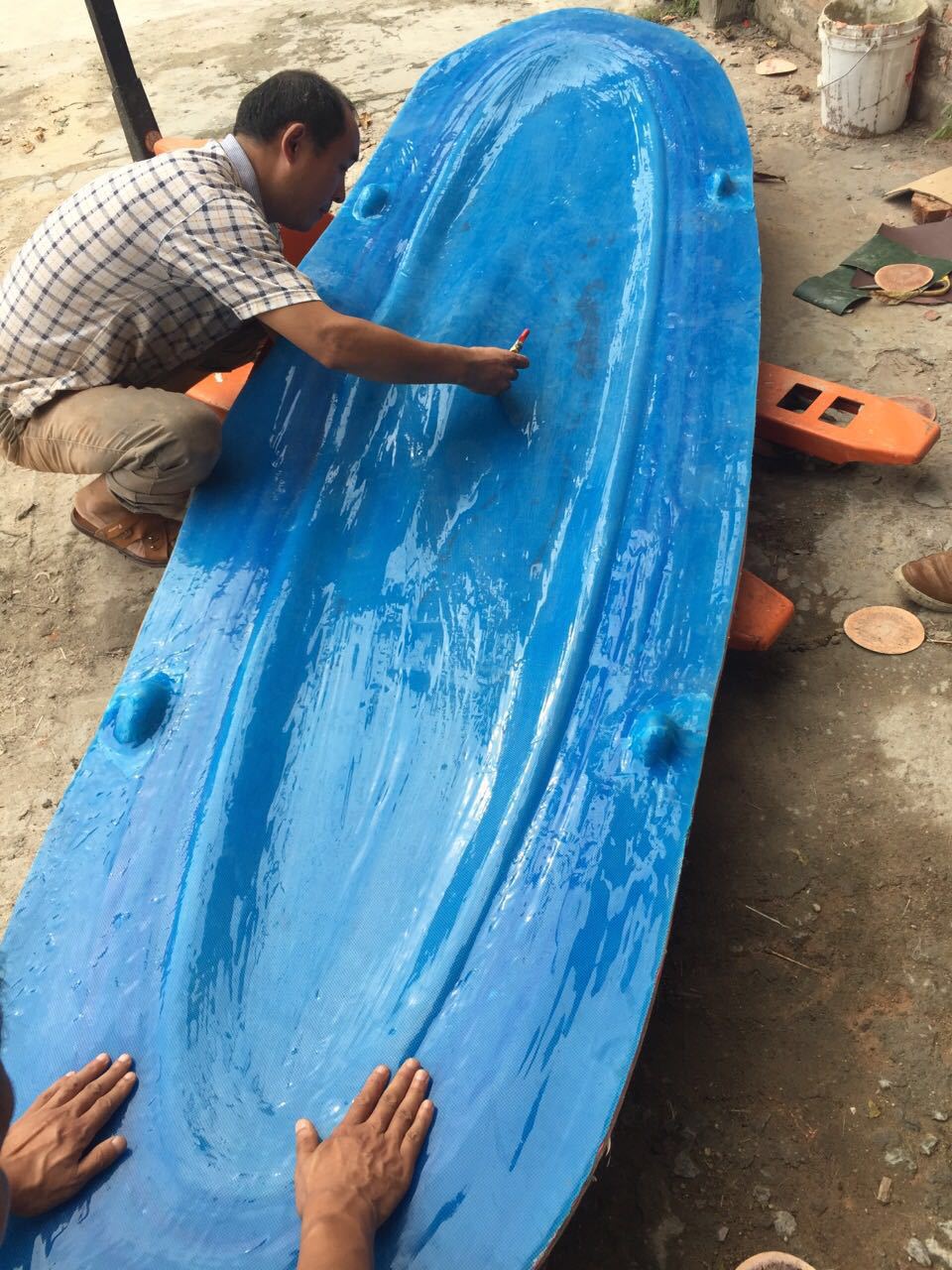 人工手刷蓝色液体真空袋模具硅胶 游艇模具