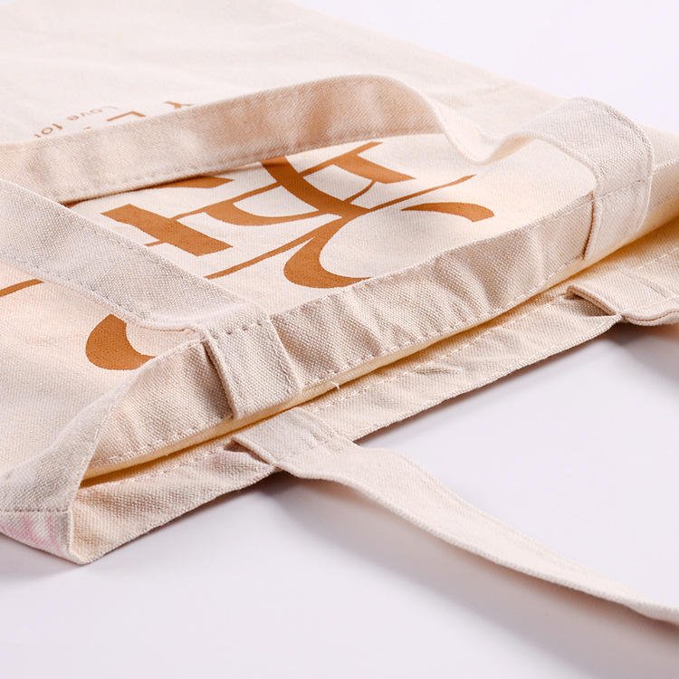 帆布袋的材质和棉布袋的材质一样都是棉取之于天然,上面说了当然环保