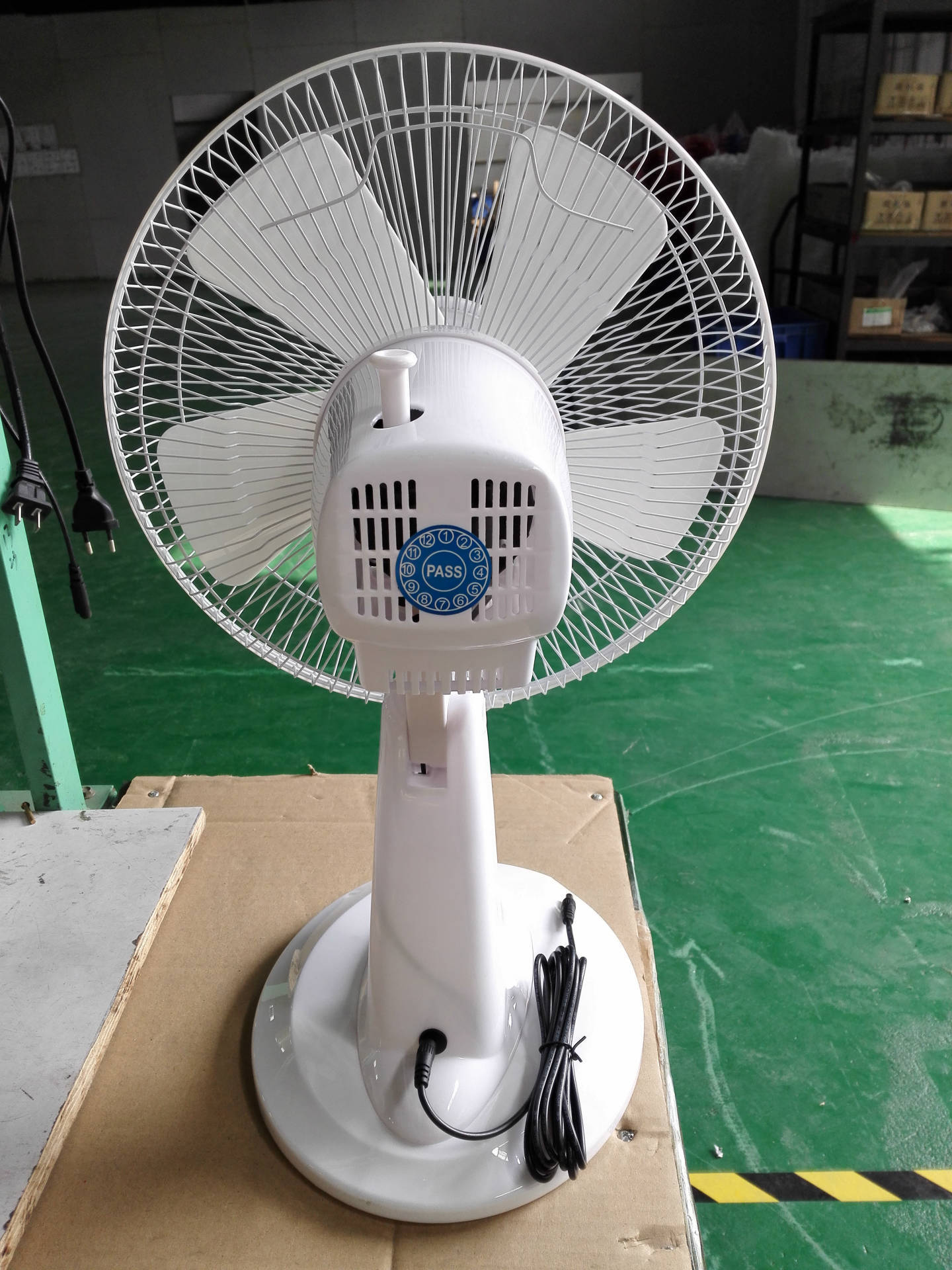 小额批发12寸锂电池充电台式风扇太阳能充电风扇学生充电风扇摇头