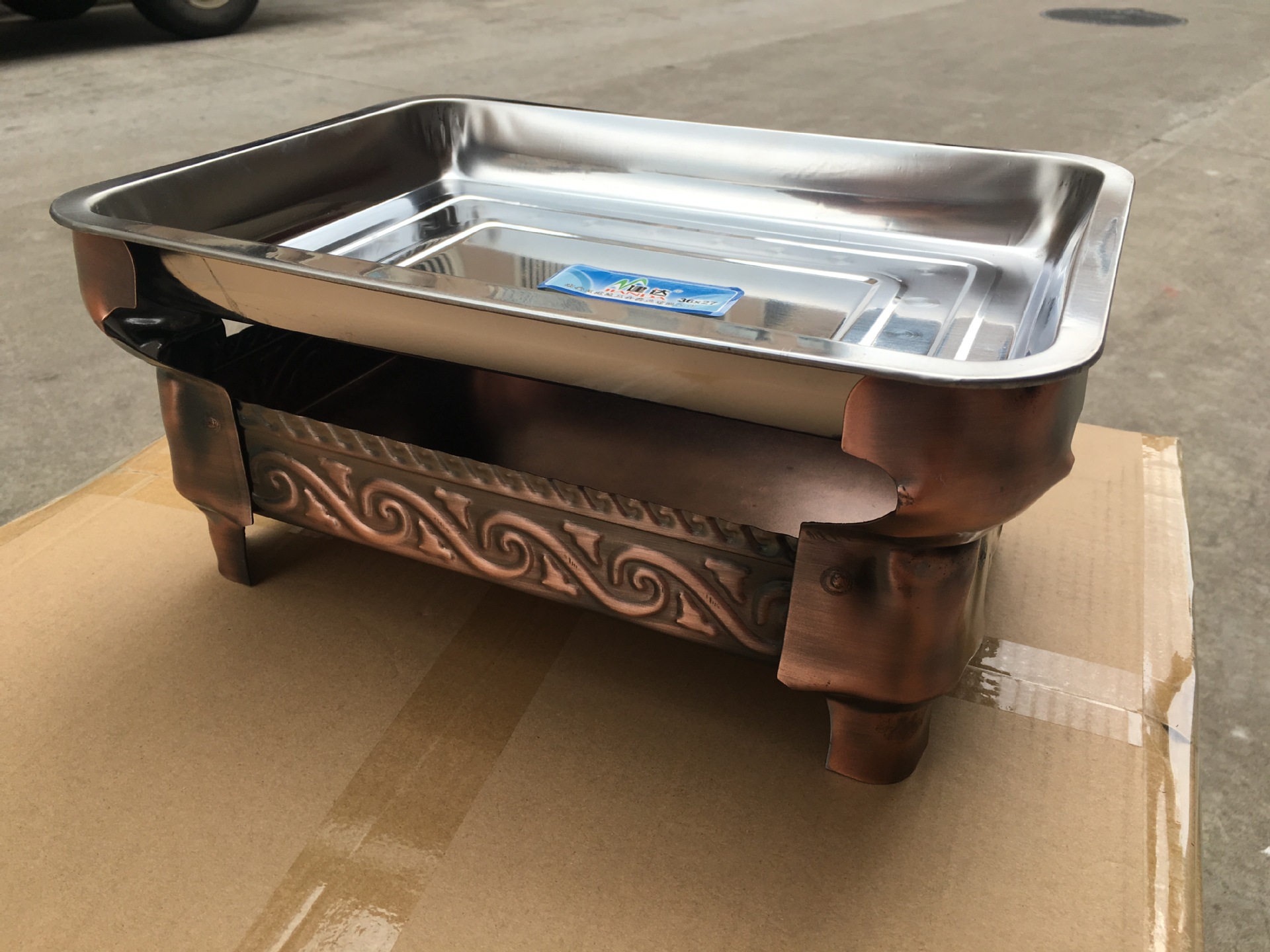 架子:铁板,面镀铜 复古回型纹路设计多用烤鱼炉 烤盘:不锈钢 燃料:无