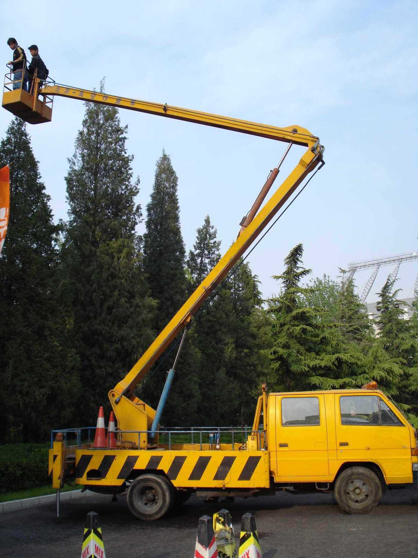 曲臂式升降机生产厂家之一 曲臂式高空作业车