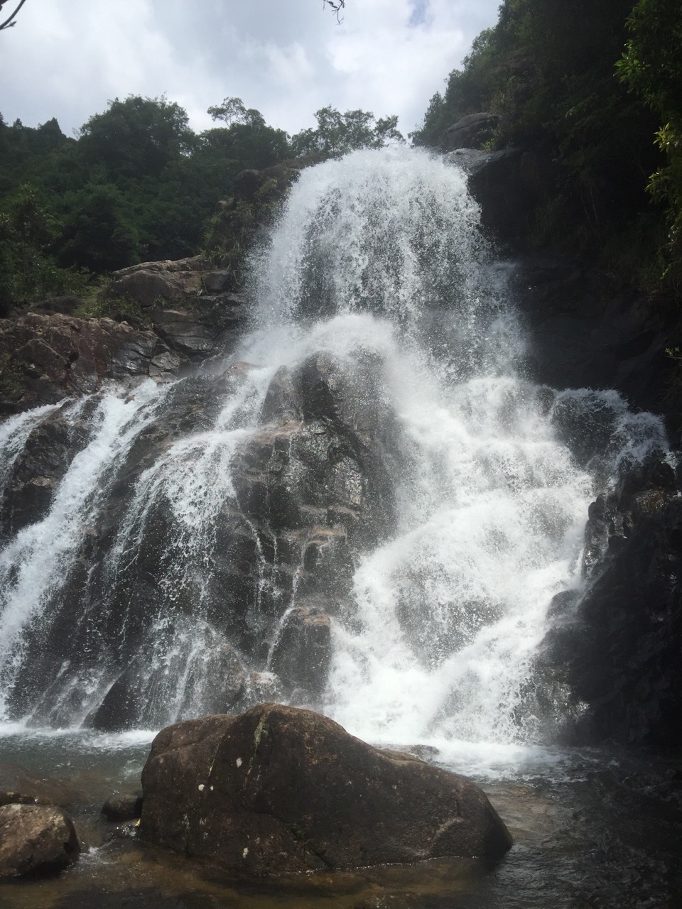 下图就是山顶上的大瀑布