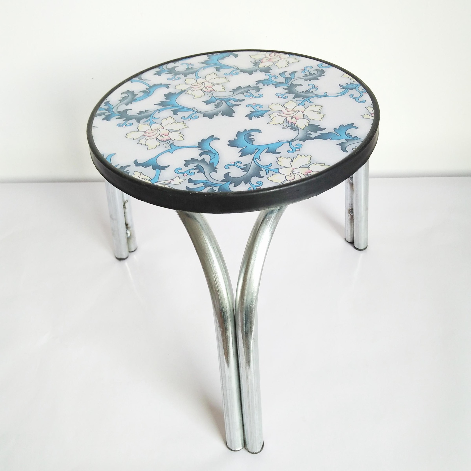 厂家直销圆凳 钢管三角圆凳 便携式小板凳5元地摊热卖 铁板凳