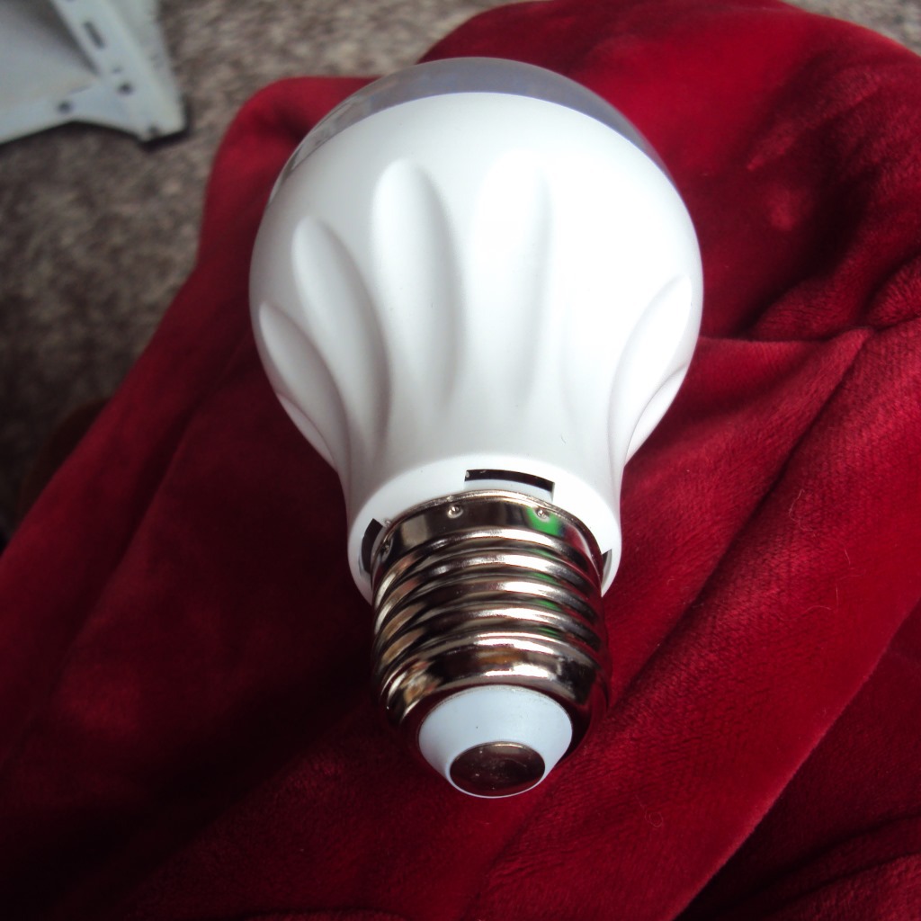 厂家直供 5瓦 e27螺口 红外人体感应led球泡灯