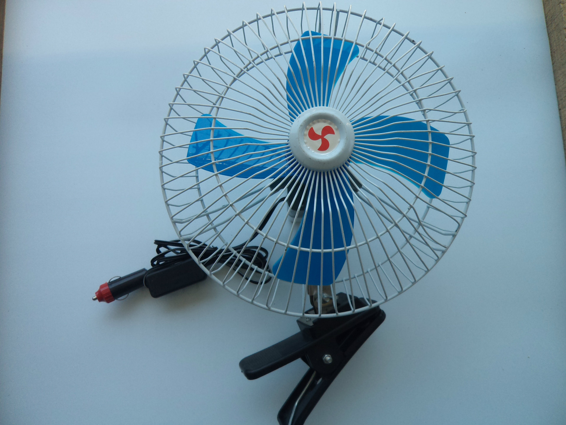 全新升级车载10寸塑料4叶半封闭摇头风扇10寸新款12v带架车用风扇