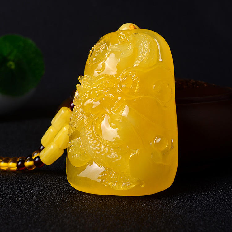 波罗的海鸡油黄琥珀蜜蜡龙牌雕刻件男女款吊坠毛衣链批发