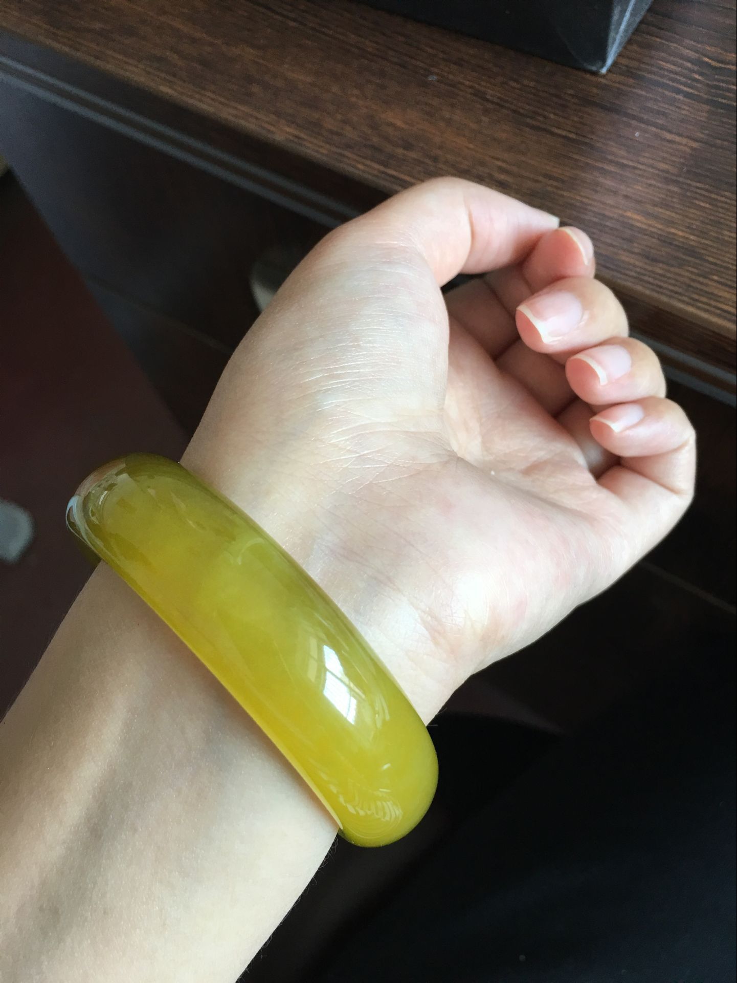 岫玉朝鲜黄玉圆镯批发 姜黄色镯子少棉少黑点 冰透玉石镯子女款