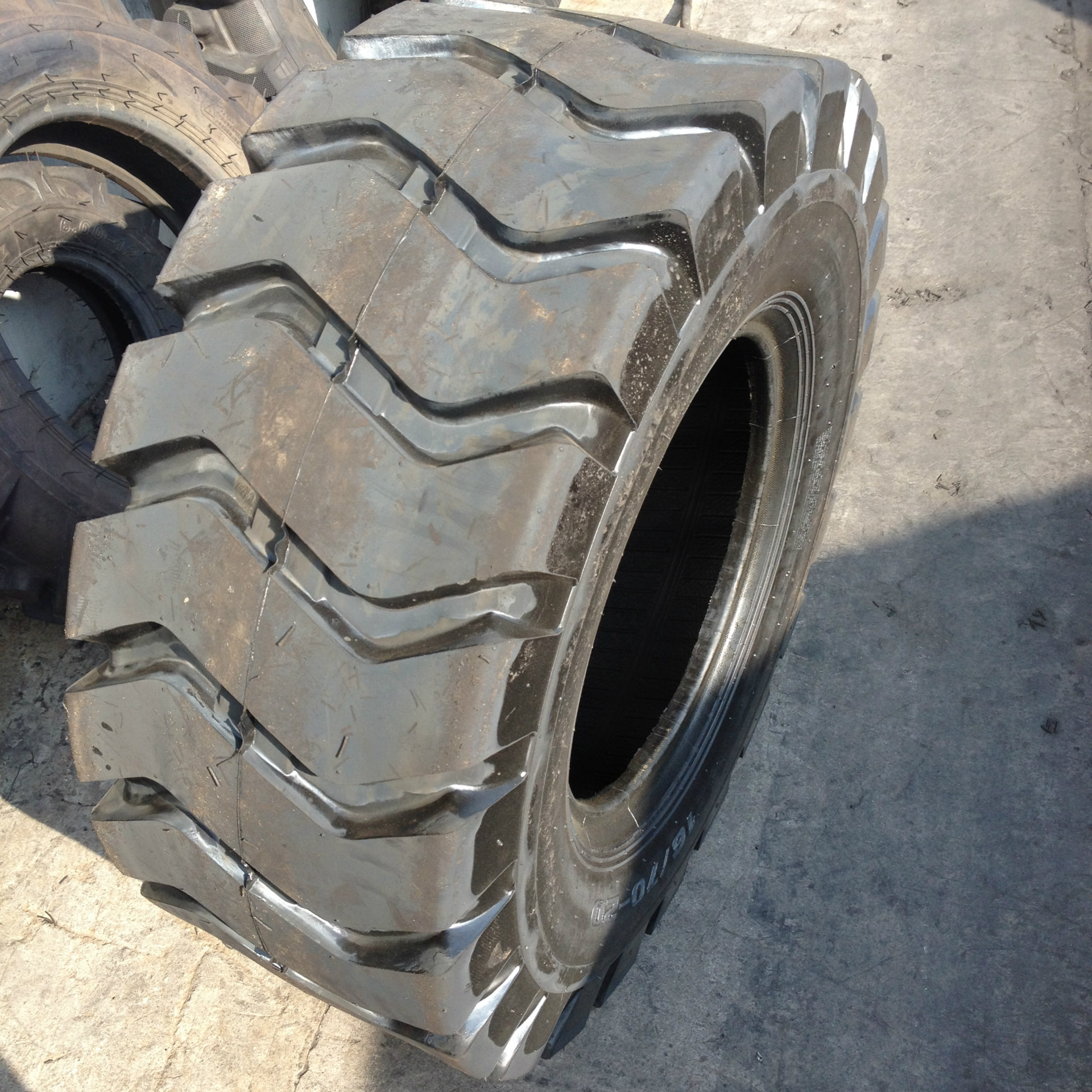 1300-25直销矿山纹 工程载重轮胎优质耐磨 工厂直销