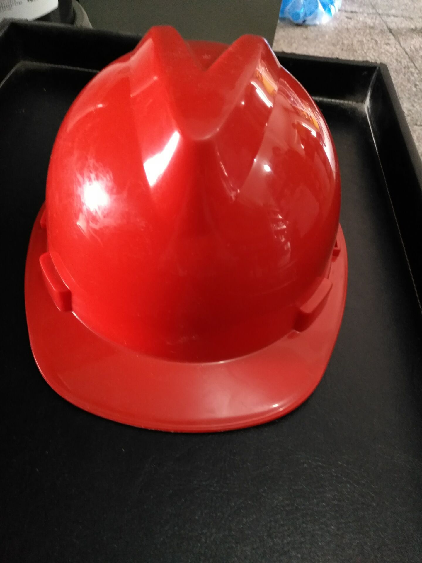 红色塑料安全帽