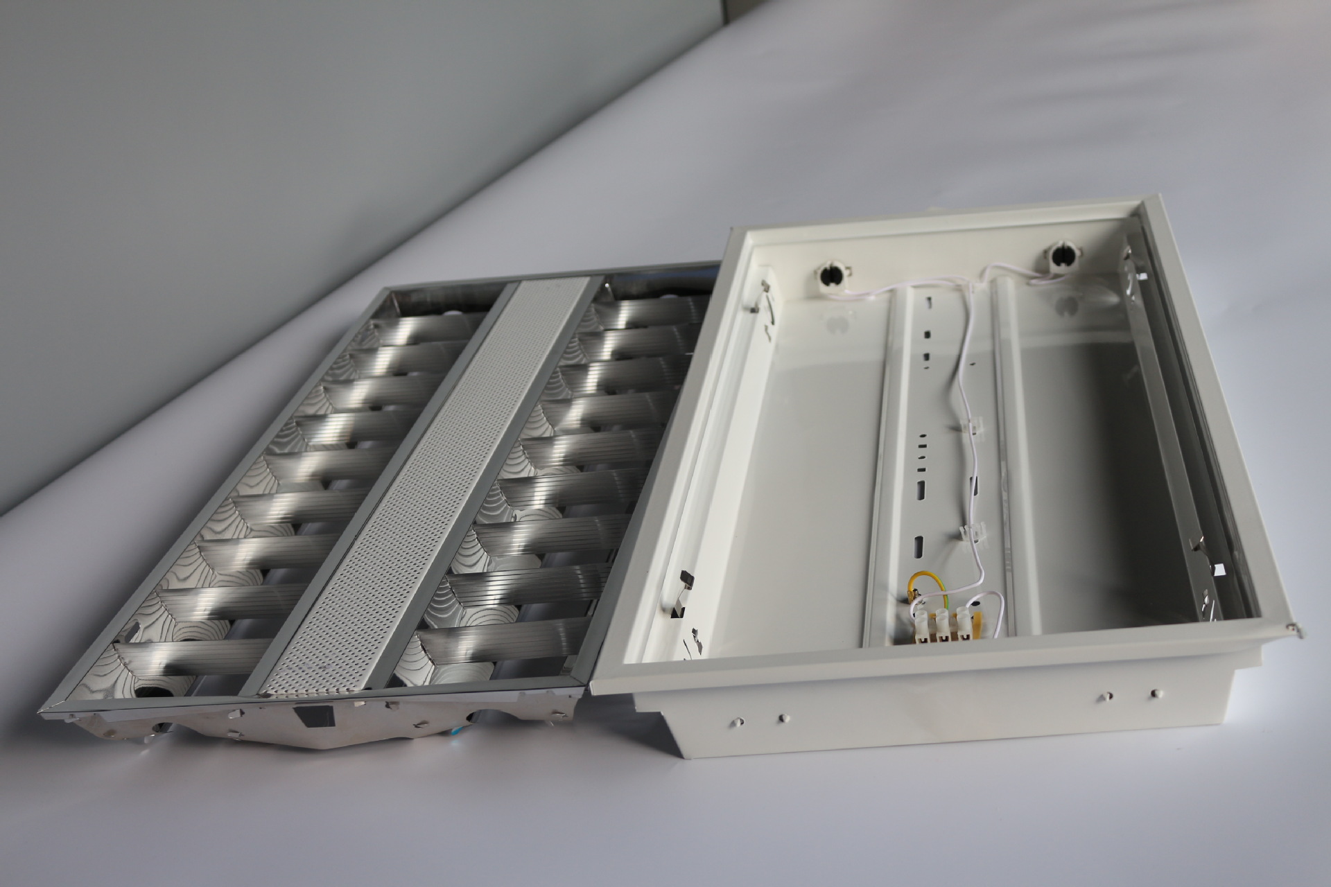 哑光嵌入式双管led格栅灯 嵌入式双管l