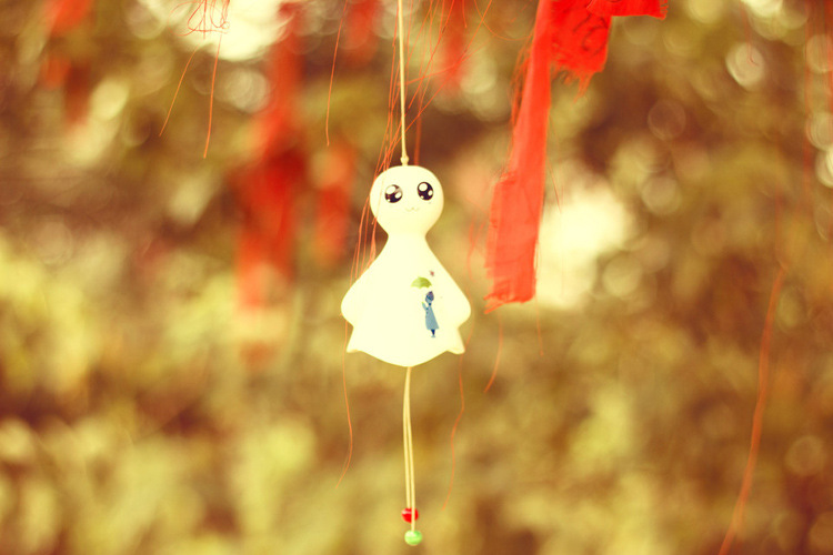 中国风挂饰 风雨相伴撑伞情侣礼物 大小晴天娃娃 陶瓷风铃 可开票