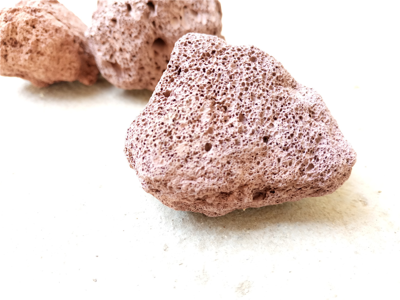 厂家供应大块火山石景观园艺假山盆景用火山石火山石滤料颗粒