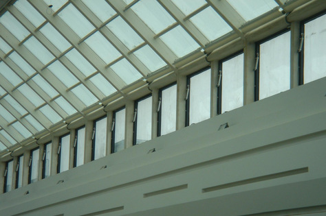 该型电动采光排烟天窗适用于工业厂房的高侧窗,配合以6m为单元的钢