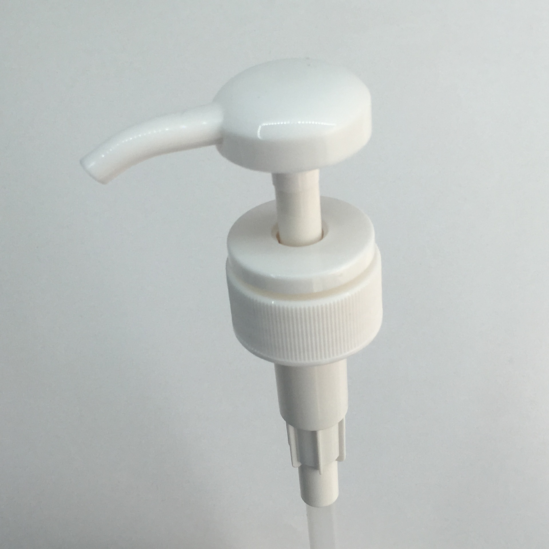 33牙乳液泵头 33mm塑料普通用大圆头化妆品泵头 1000ml沐浴露泵头