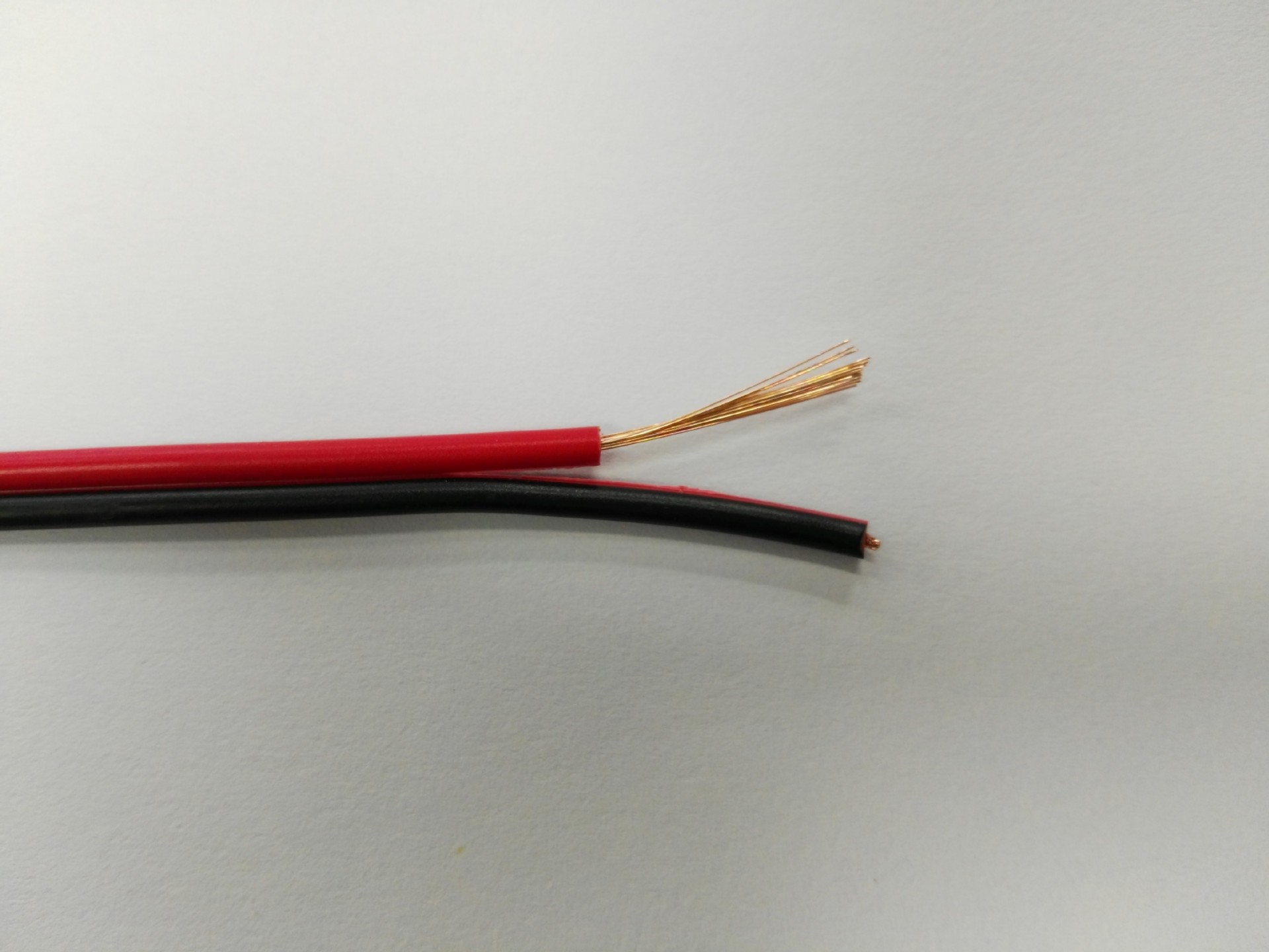 20红黑线 内导体结构:16支0.20退火裸铜线绞合.