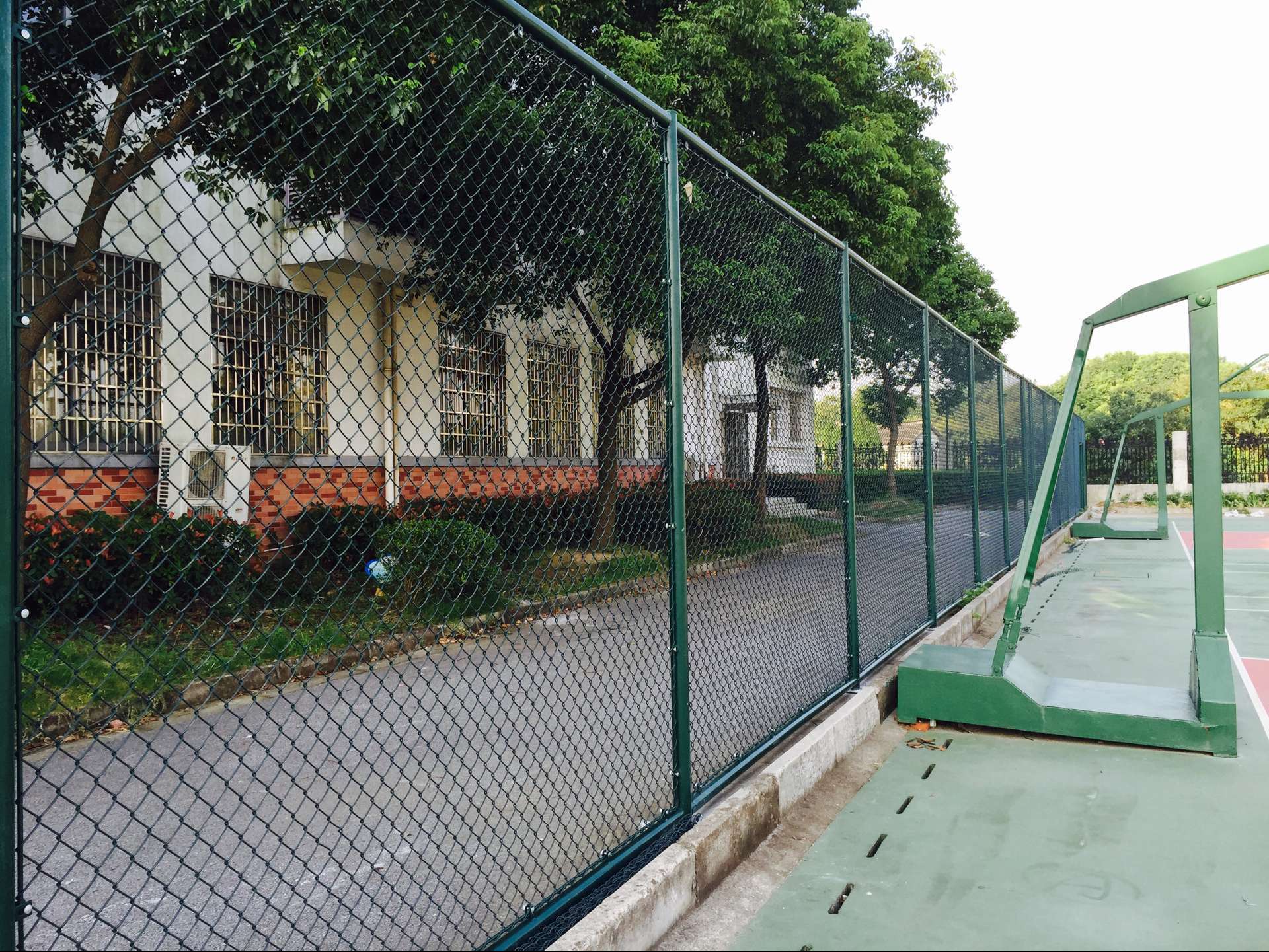 湛江学校运动场钢丝围栏网施工现场学校围墙网