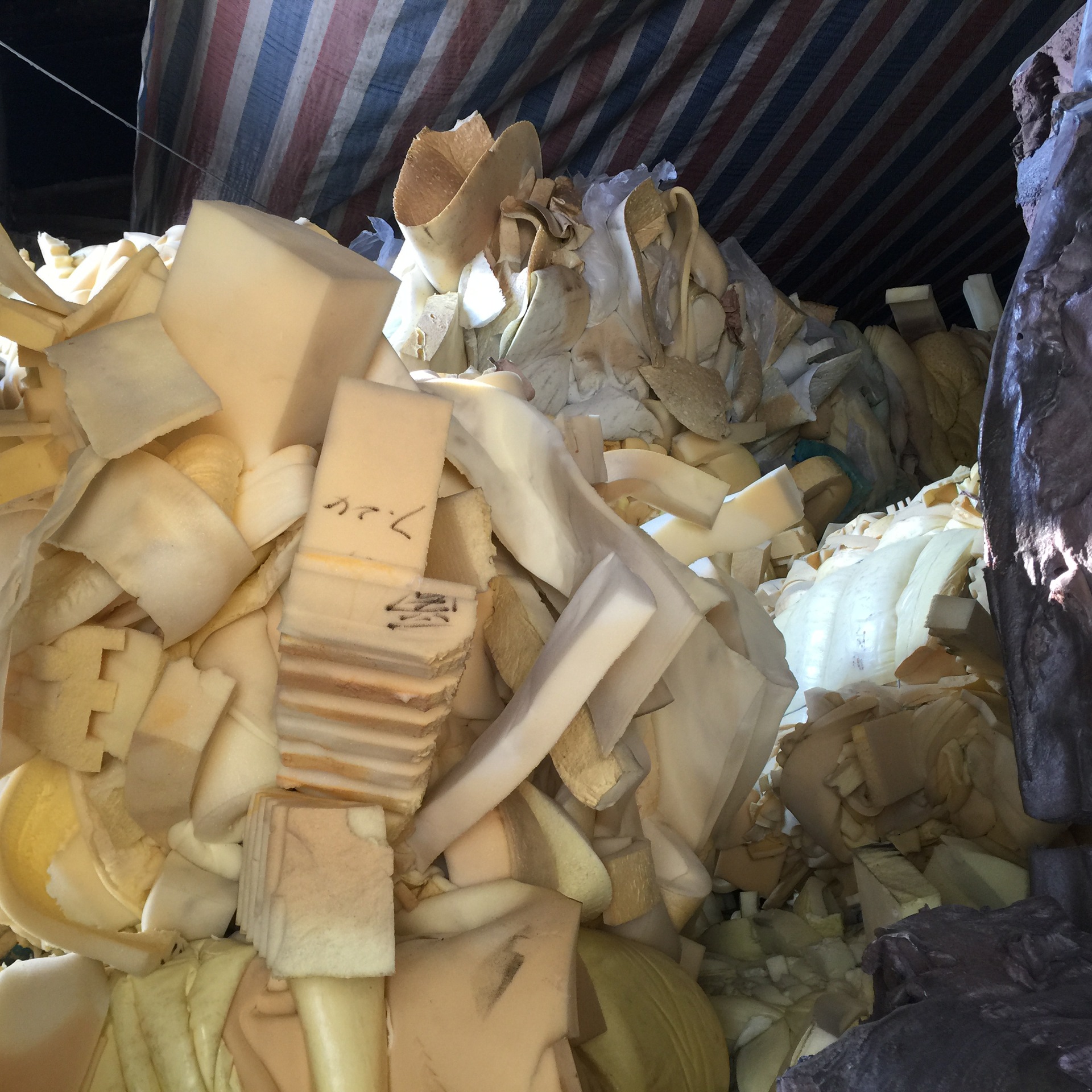 提供原厂优质废海绵 碎海绵