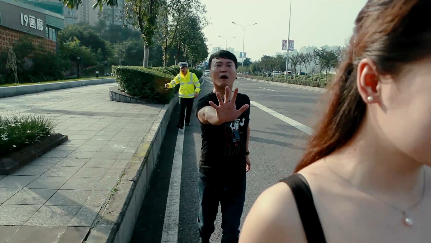 > 卧槽,当街对大凶器美女伸出魔爪,jc就不管管?