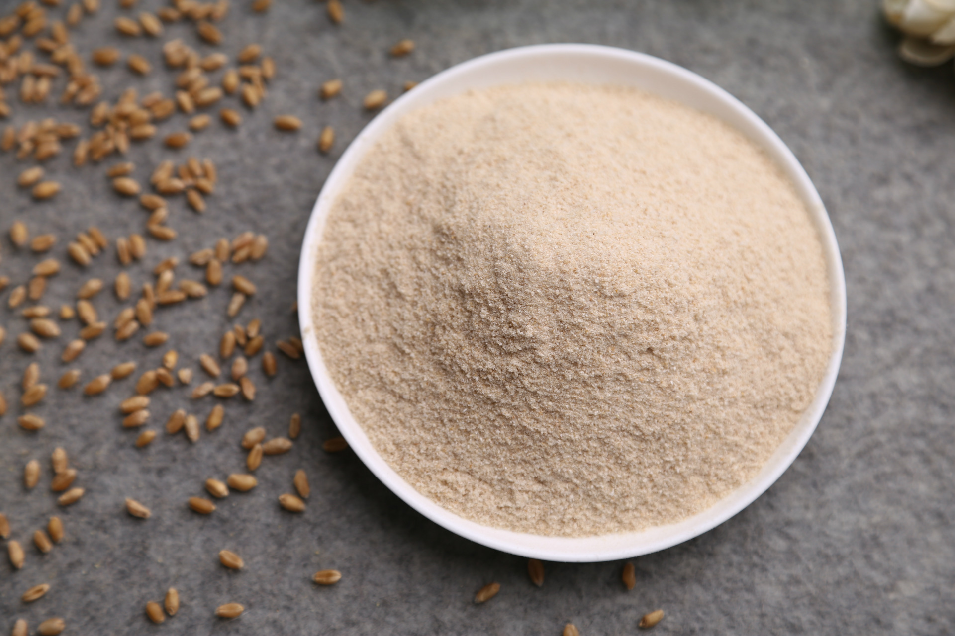 5%,纤维素18%,维生素 和矿物质的含量比面粉高出几十倍.