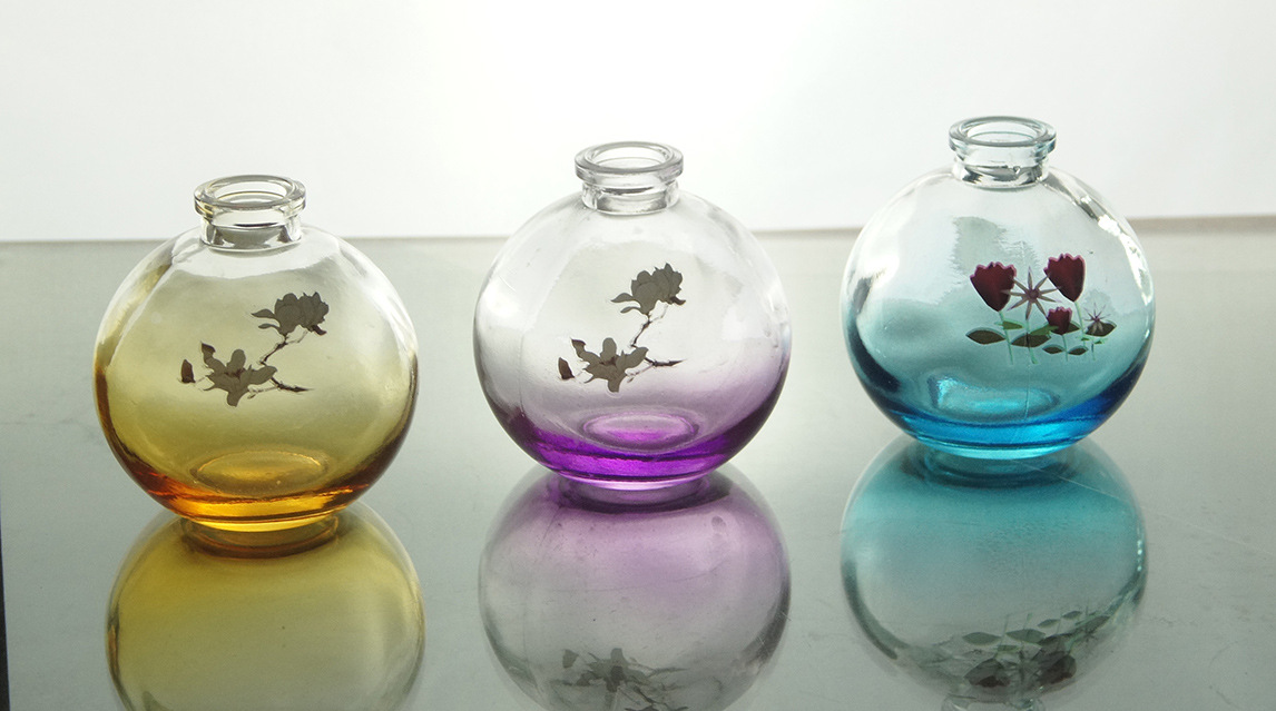玻璃香水瓶喷色上色广州工厂彩色创意香水瓶印logo烤花喷涂