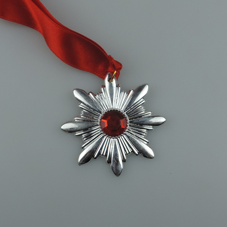 厂家直销万圣节吸血鬼勋章胸章项链金色红宝石红色缎带