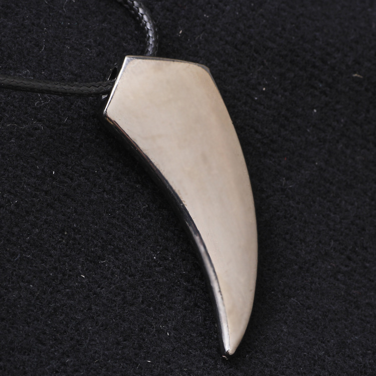 小饰品批发男士钛钢项链个性时尚扁牛角吊坠厂家直销百搭配饰