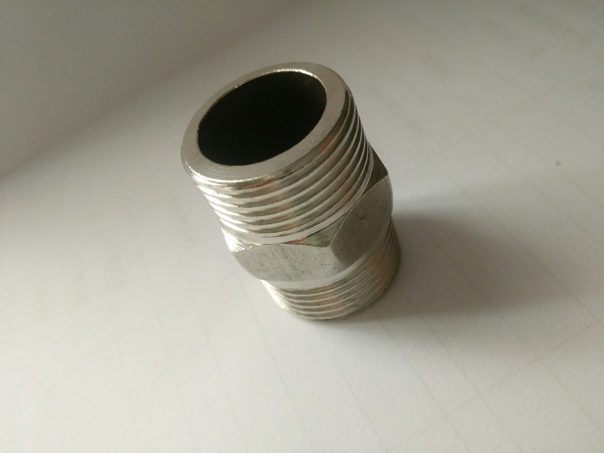 这款不锈钢对丝选用优质201钢棒,经过冷墩机锻打成