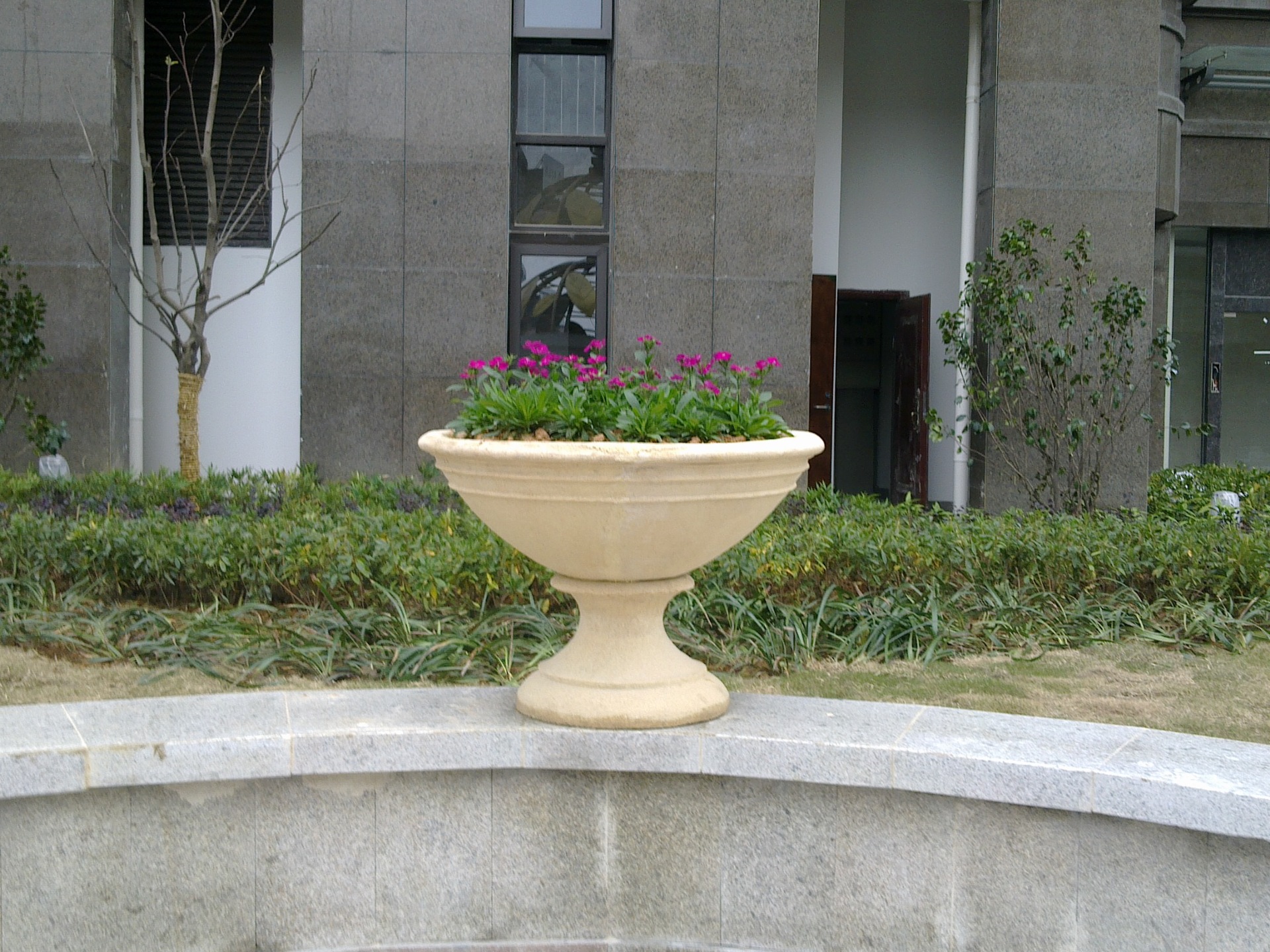 厂家砂岩户外园林花盆沙岩浮雕户外立体园林摆件花钵欧式小花盆