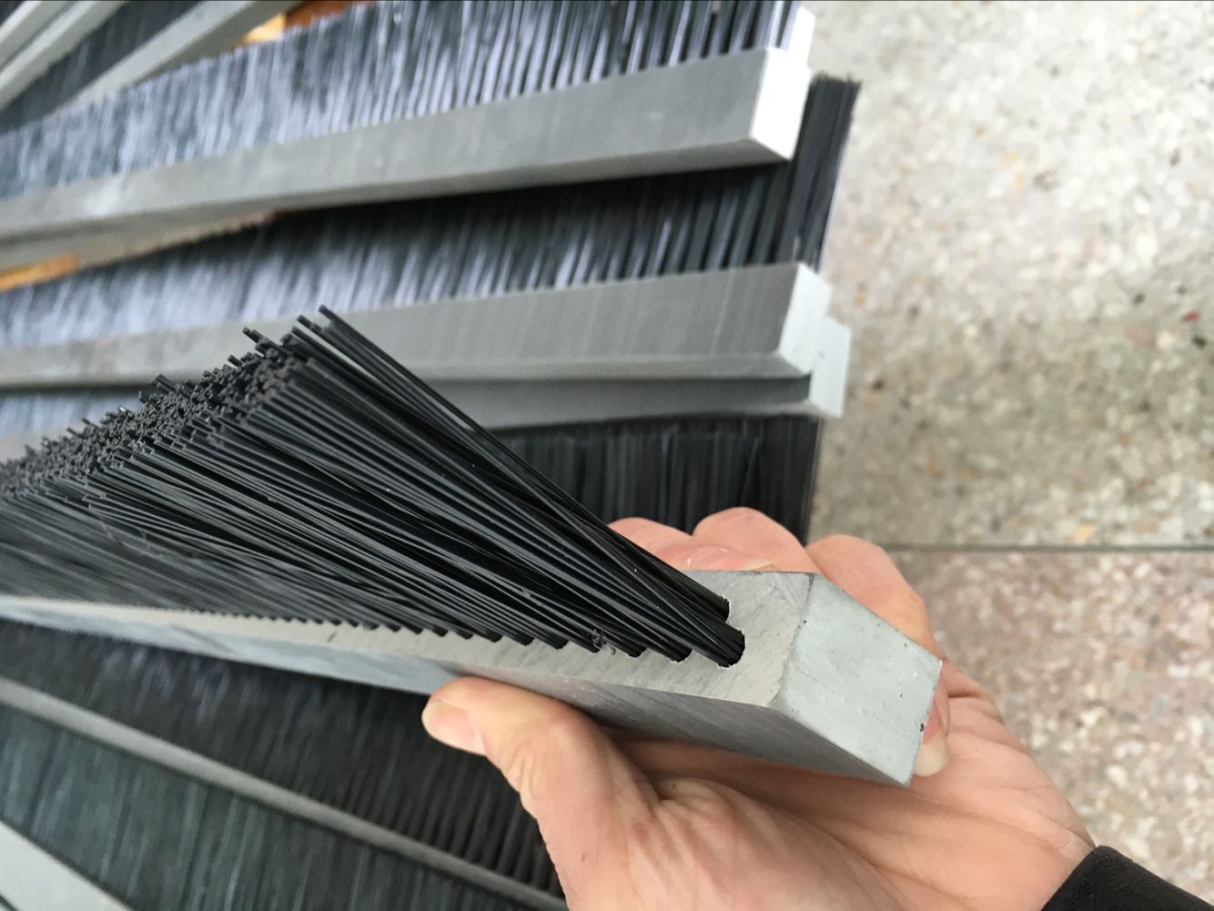 厂家专业定做尼龙木板工业条刷 清洁密封毛刷条 铝合金耐磨条刷