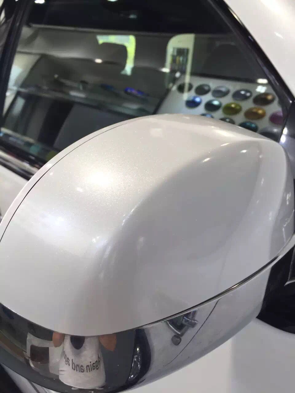 汽车陶瓷白改色膜 亮光车身贴膜全车亮光珍珠贝壳白亮面改色膜_汽车膜