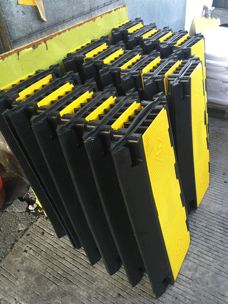 欧博成 线槽减速带 橡胶四孔线槽 pvc盖橡胶线槽 舞台电缆保护板