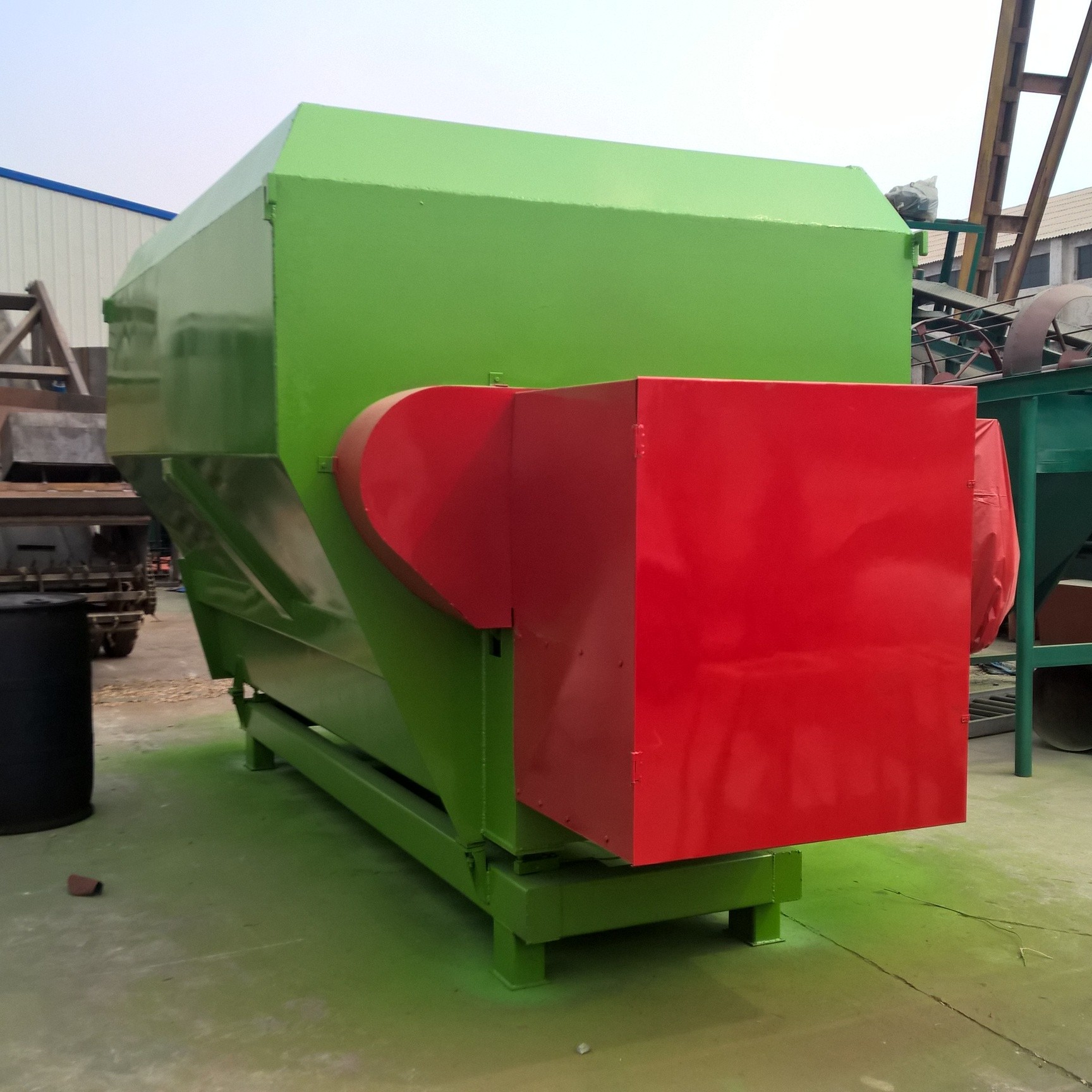 首页 农机 饲料机械 饲料搅拌机 >时产5吨小型饲料牧草搅拌机 专业