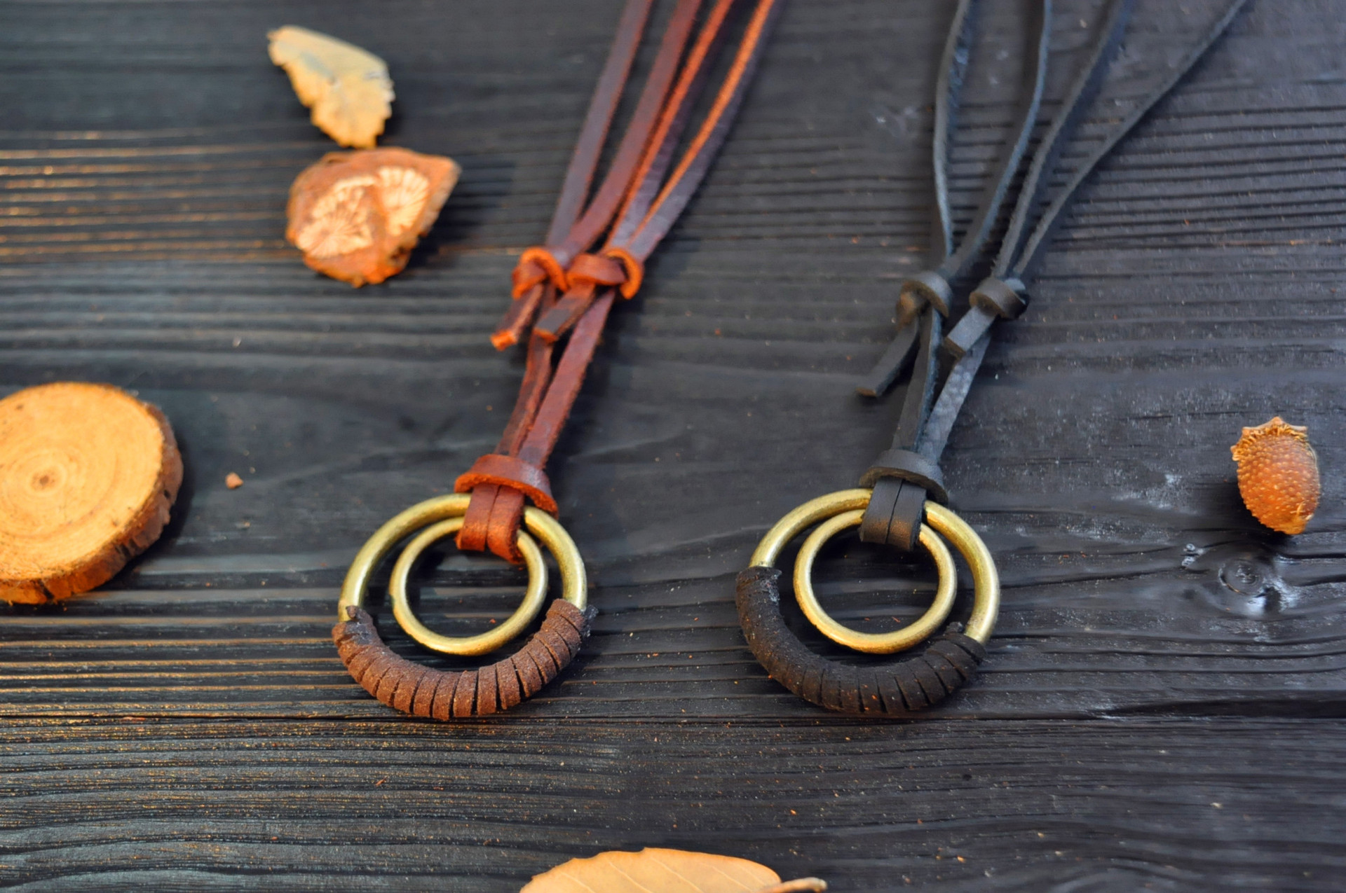 复古牛皮绳合金吊坠原创手工双环挂件毛衣链装饰项链厂家批发