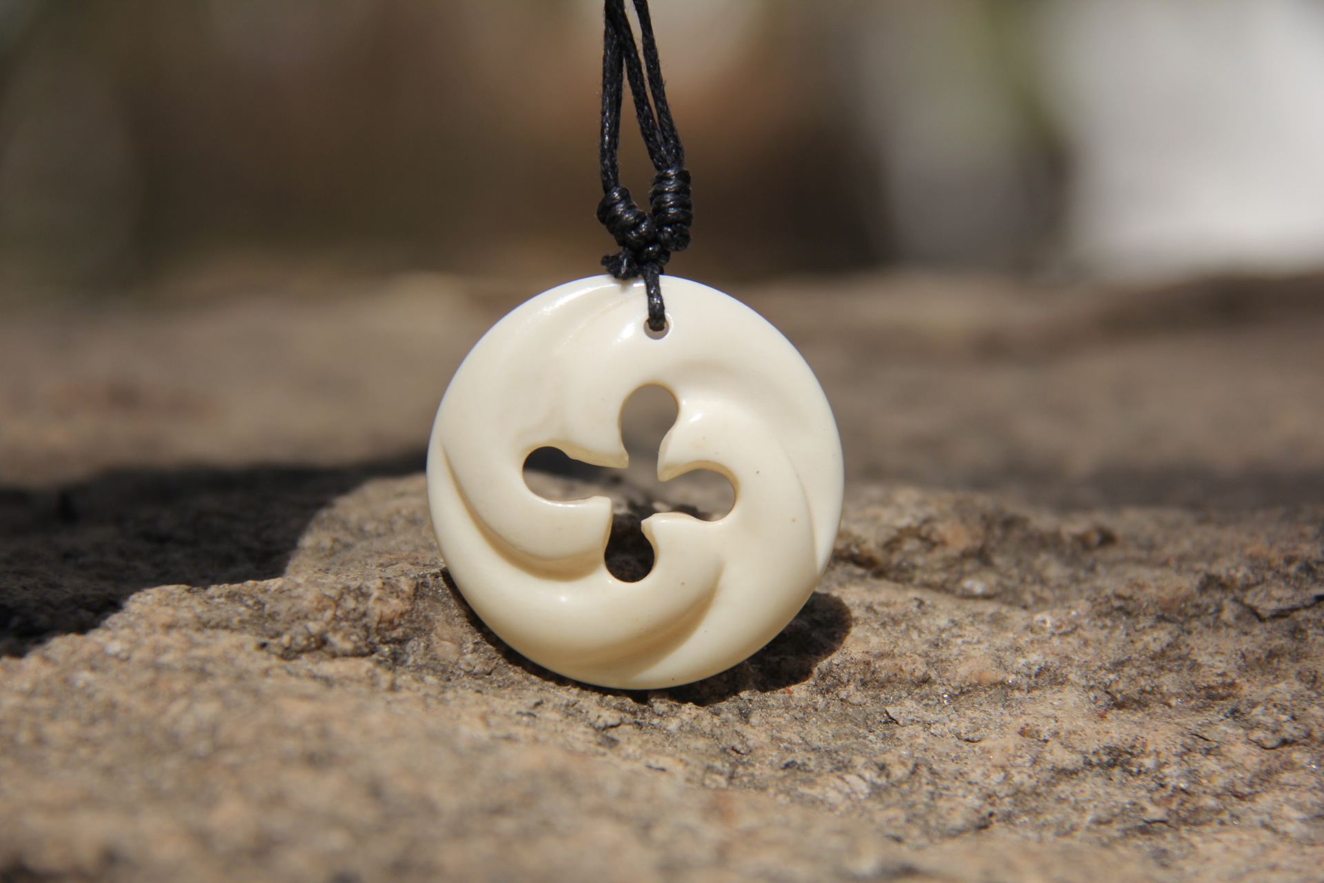 西藏手工牛骨雕挂坠云南民族风情男士女生个性骨雕吊坠批发