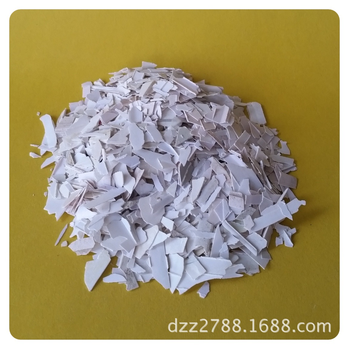 现货供应硬pvc扣板破碎料 再生白色pvc塑钢粉碎料白色扣板破碎料