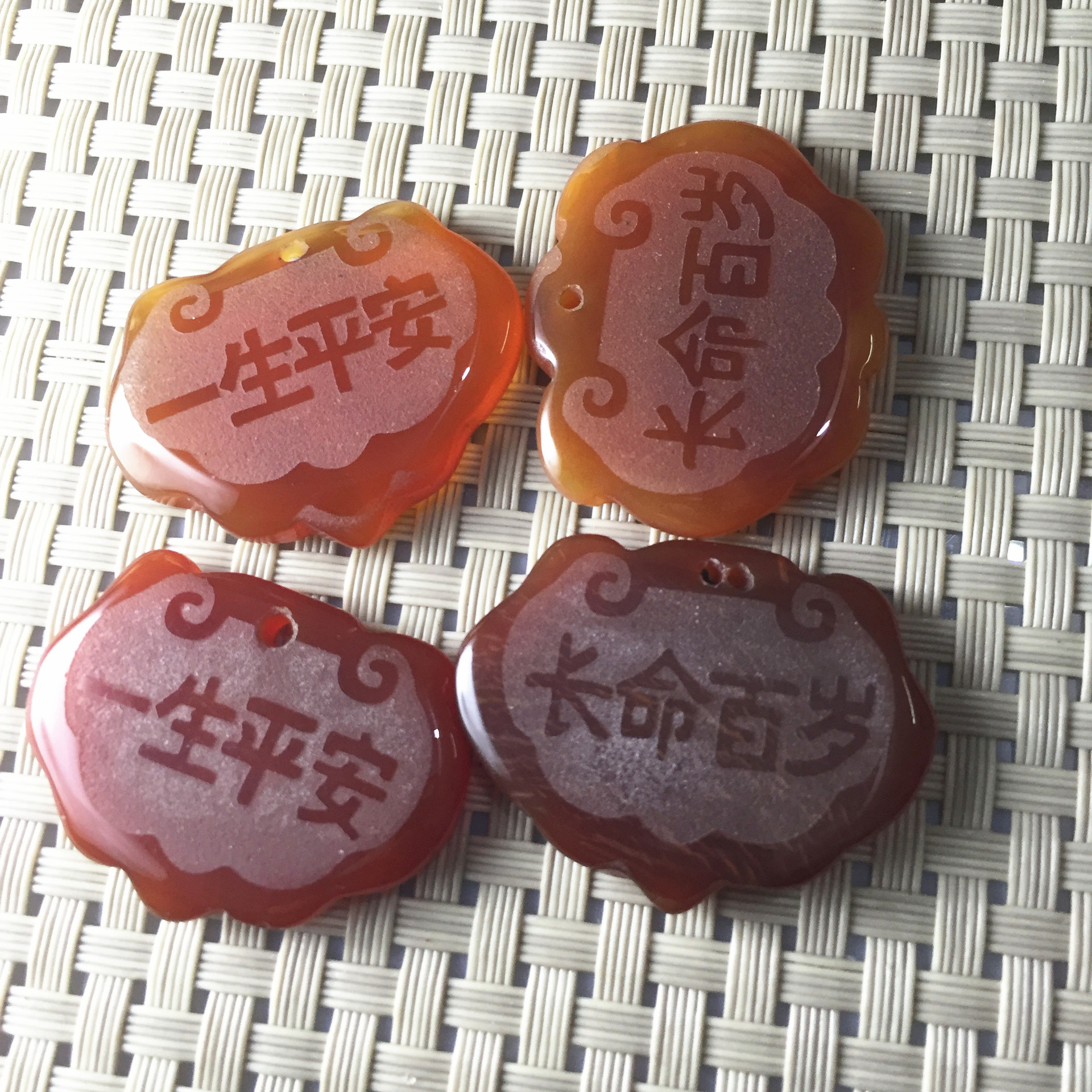 玉石 巴西玛瑙玉佩 锁型牌喷砂字牌挂件一生平安长命百岁吊坠