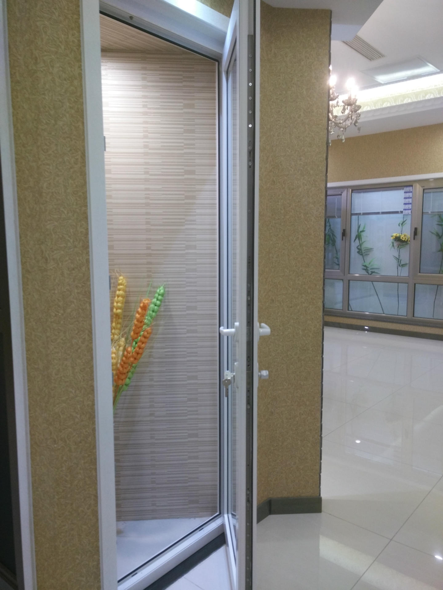 维卡塑钢门保温 隔热 隔音 1上图单开门为德国维卡塑钢门,与其他门窗