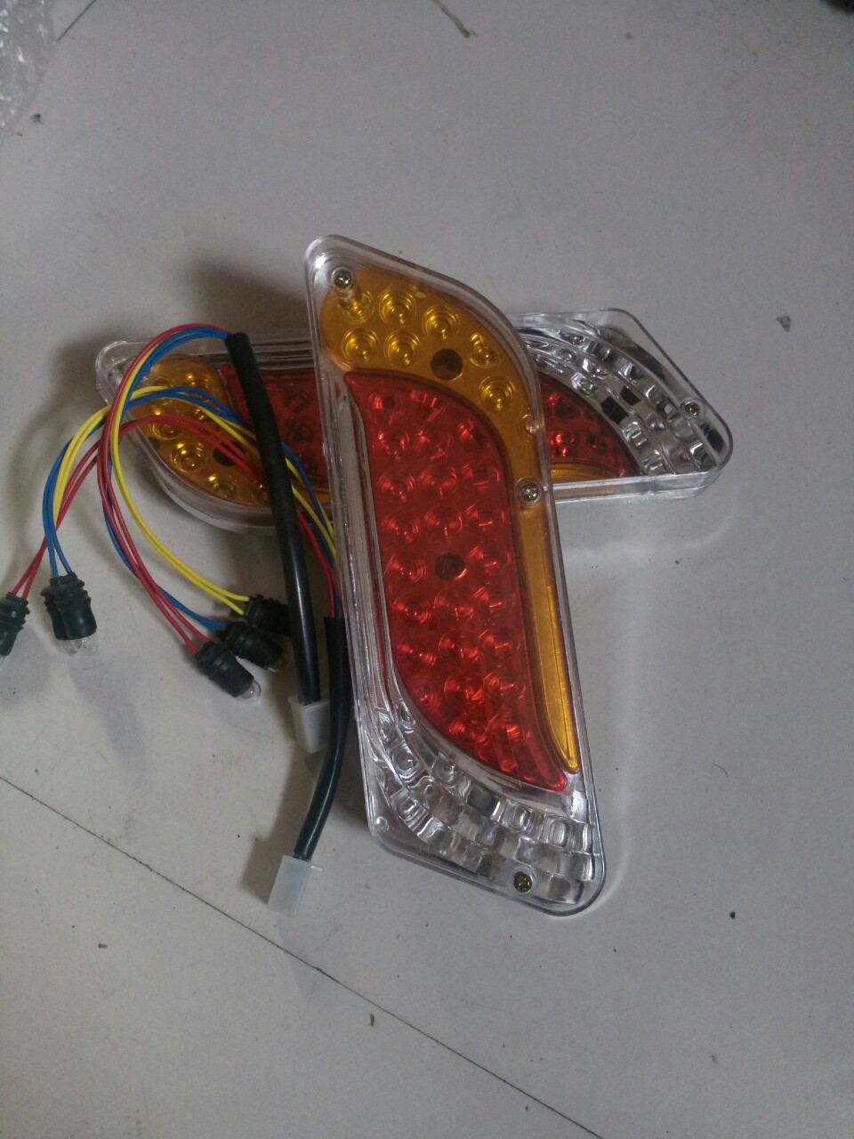 厂家直销 电动三轮车 摩托车专用 新斜角后尾灯