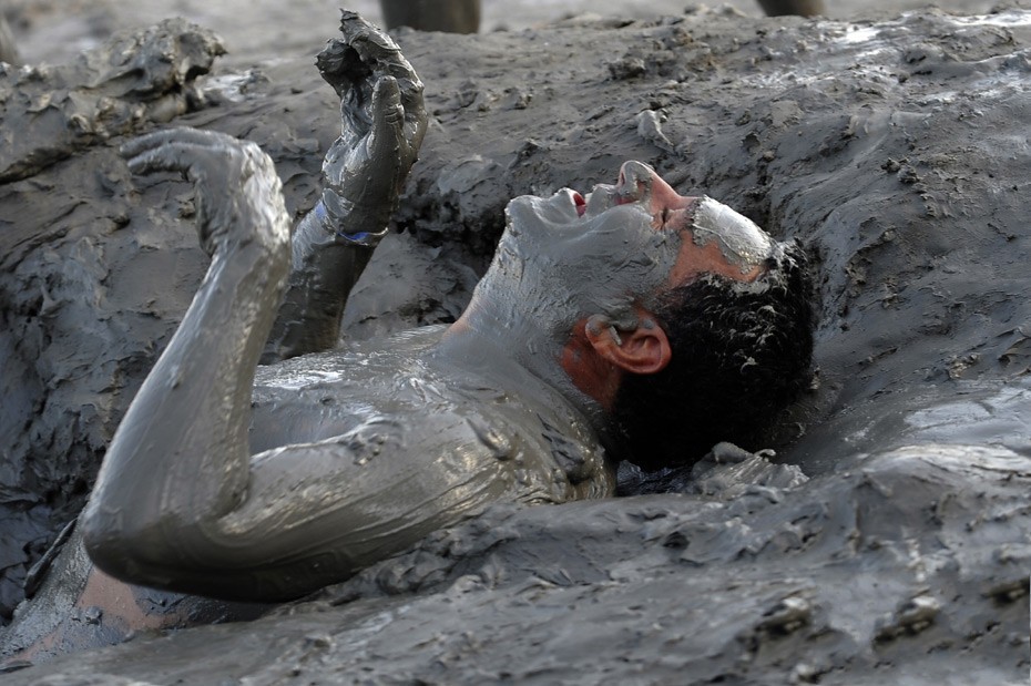 有人从河里挖出黑呼呼的烂泥巴,抹遍全身,只露出两只眼睛,然后跑到