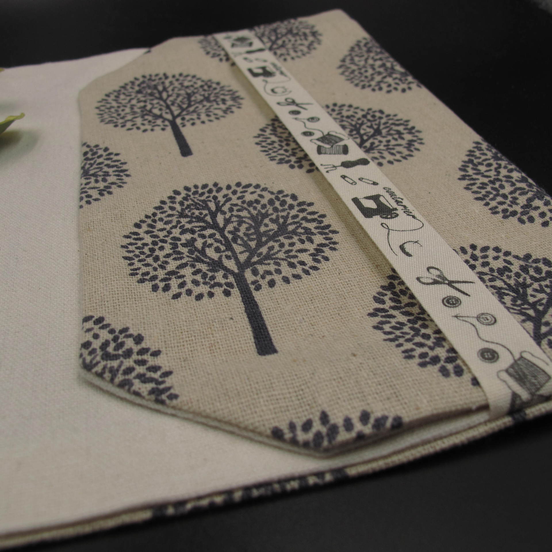 双层加厚设计,可升缩调整书套,手感优质【推荐原因】纯手工麻布印花